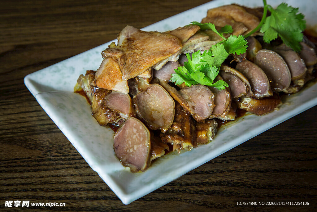 美味切片鸭肉摆盘精致