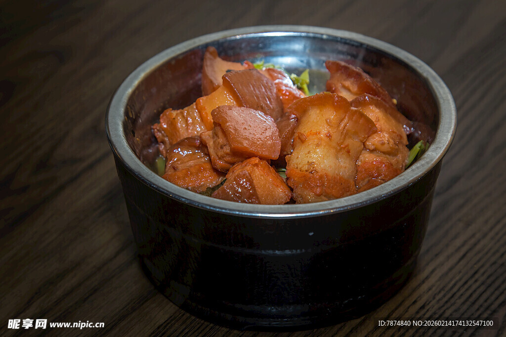 金属碗中的美味红烧鸡块