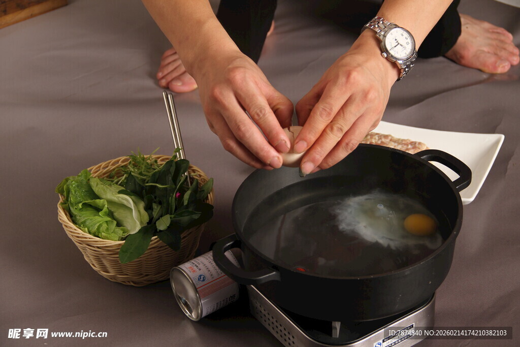 锅中煎蛋的烹饪瞬间