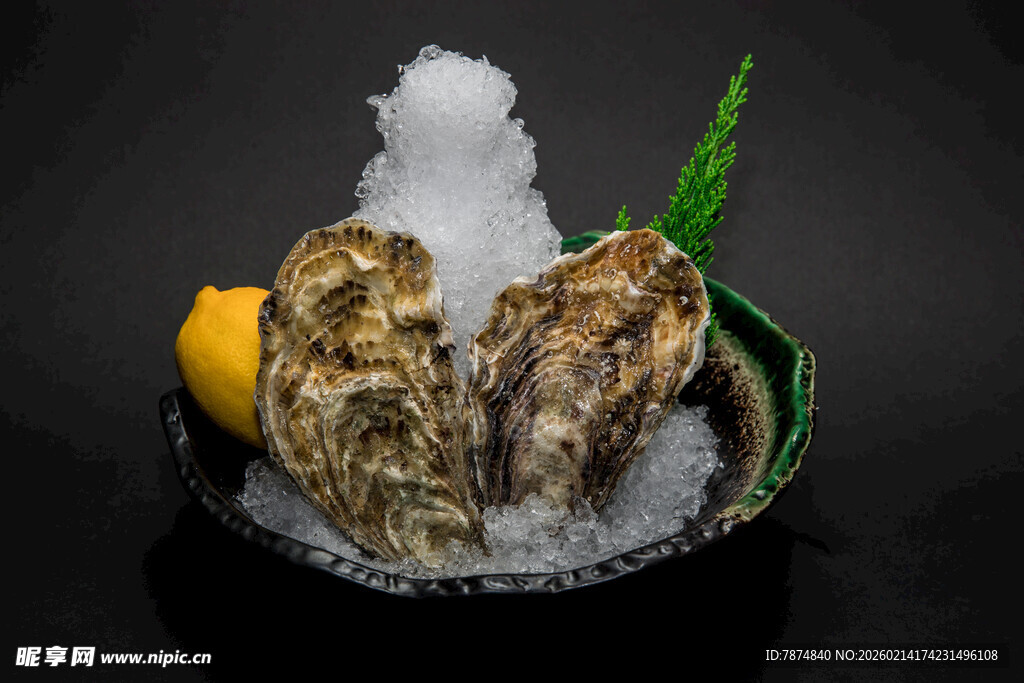冰鲜生蚝配柠檬与绿叶