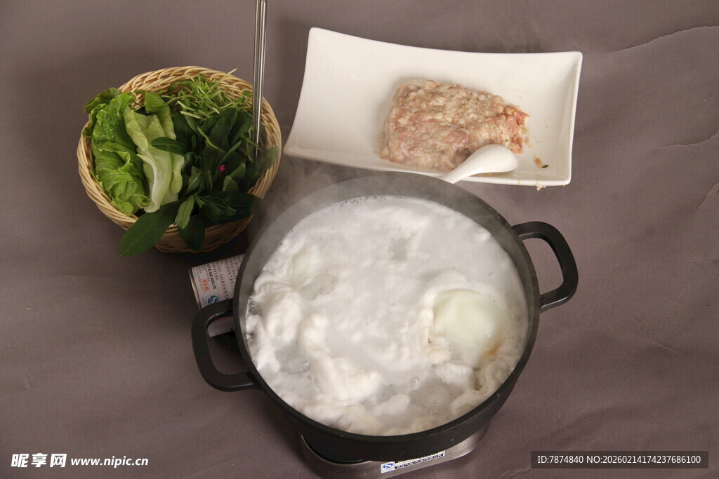 煮火锅食材准备场景