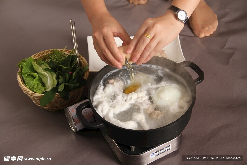 锅中煮物的手部烹饪场景