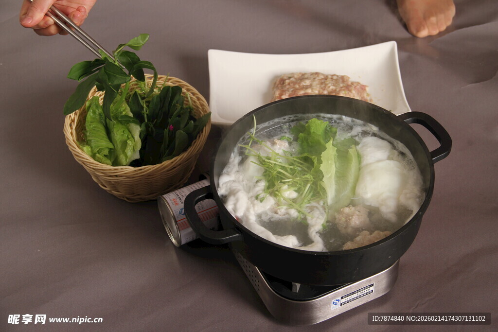 热气腾腾的火锅食材组合