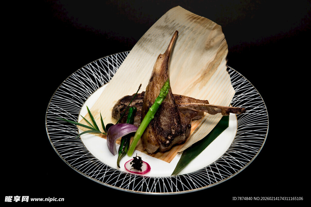 精致摆盘的特色烤羊排