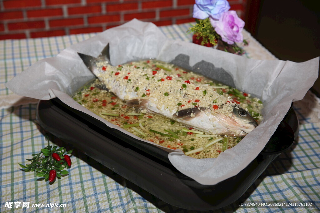 香煎鱼配蔬菜 美味诱人