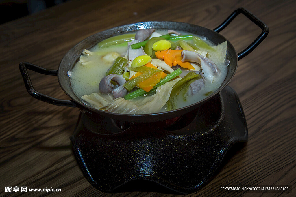 美味锅中蔬菜炖煮料理