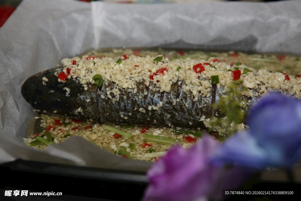 烤三文鱼配香料与装饰