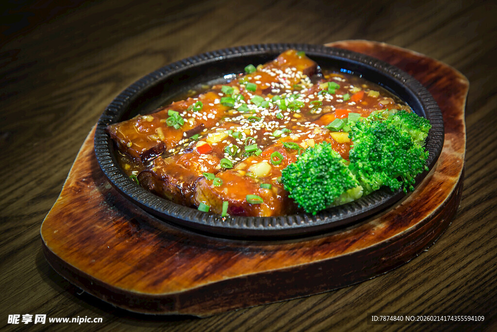 铁板酱汁排骨配西兰花