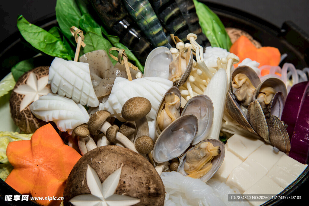 丰富多样的海鲜蔬菜火锅食材