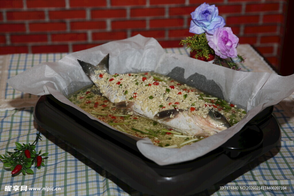 锡纸烤整鱼配蔬菜