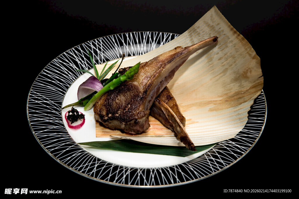 精致摆盘的美味烤羊排