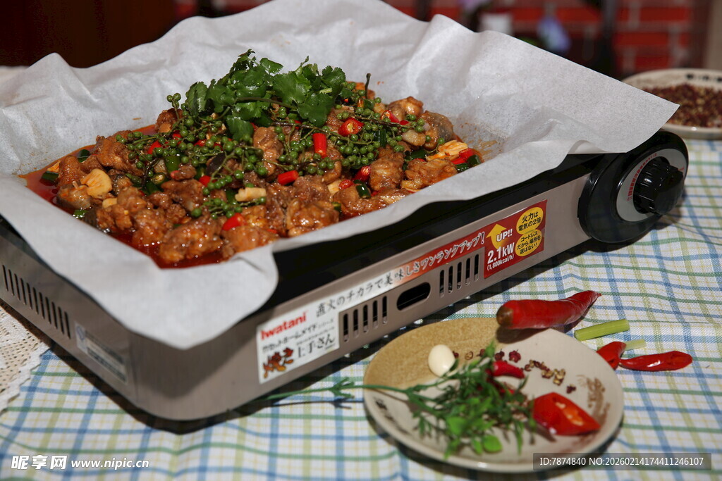 美味烤鱼搭配清新小菜