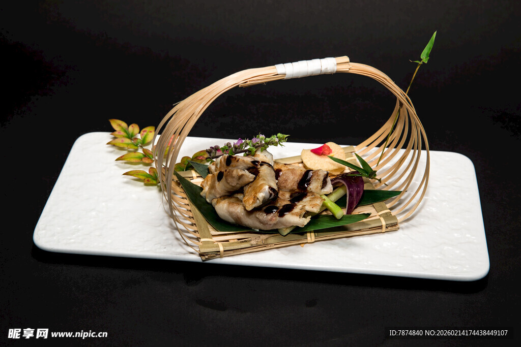 竹篮装盛的特色海鲜料理