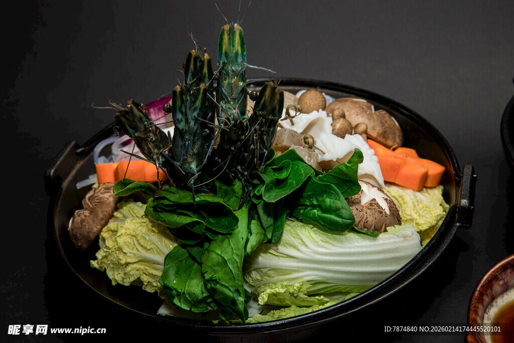 丰盛日式蔬菜火锅拼盘