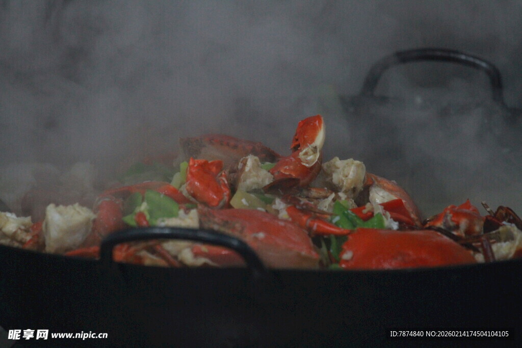 锅中翻炒的多彩食材