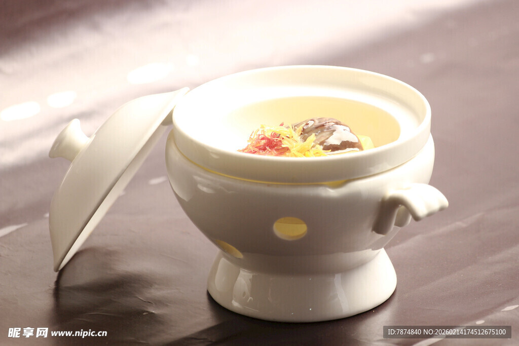 精致陶瓷碗中的美味靓汤