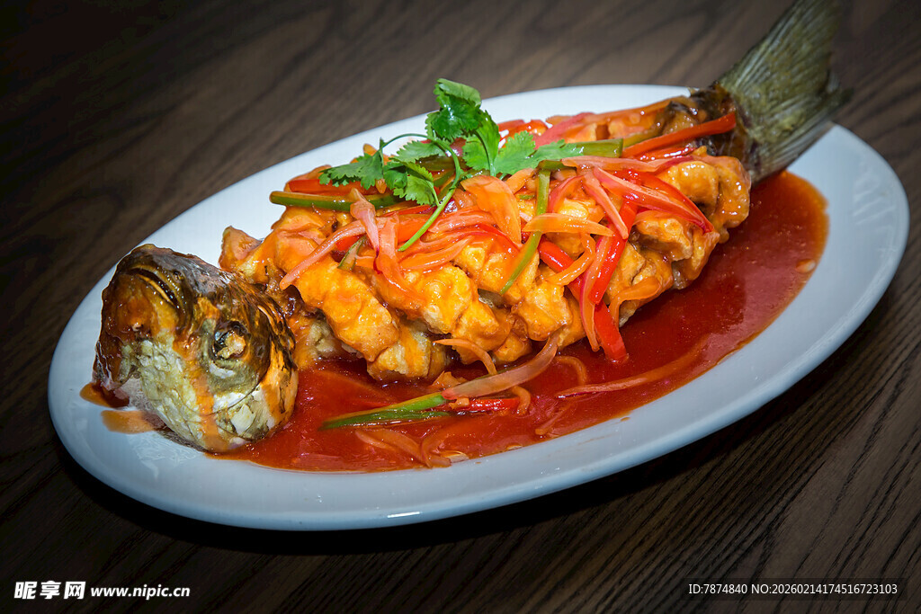 红烧鱼摆盘中的美味佳肴