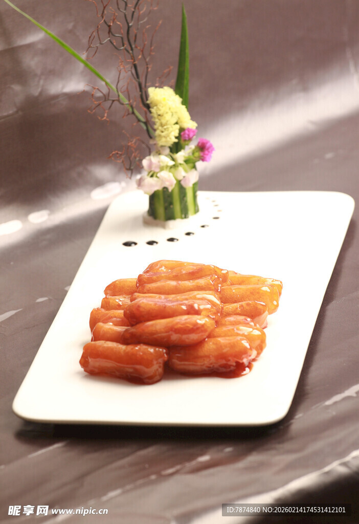 美味酱卤猪皮摆于白盘