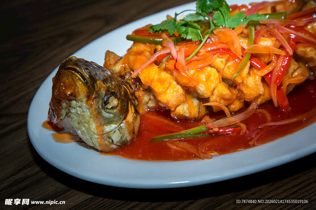 美味红烧鱼摆放在盘中