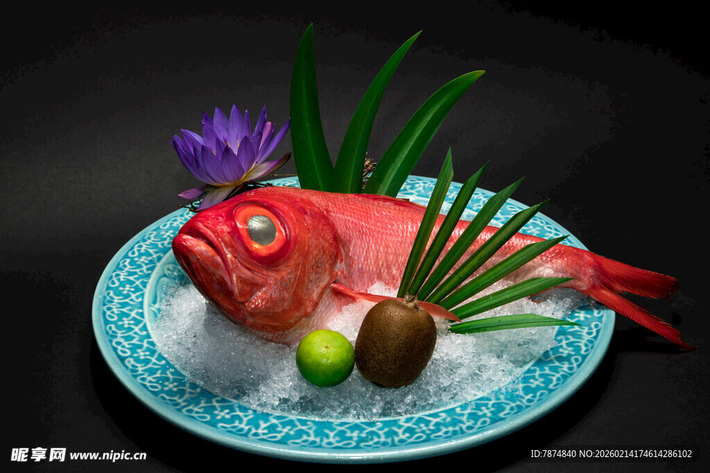 冰鲜红鱼配精致装饰