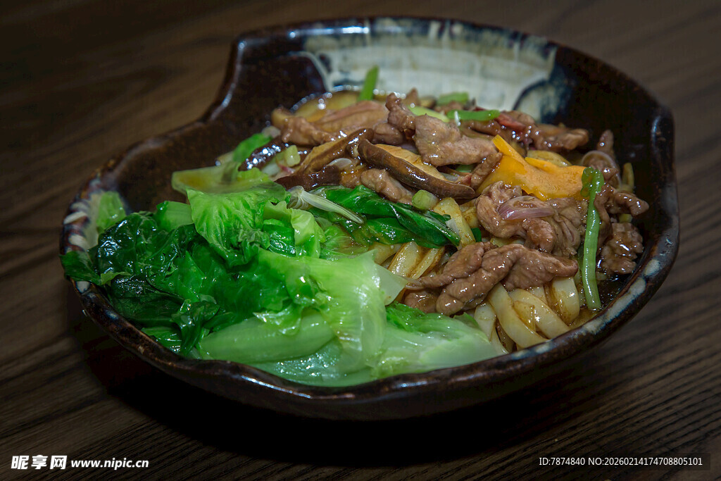 美味牛肉蔬菜拌面