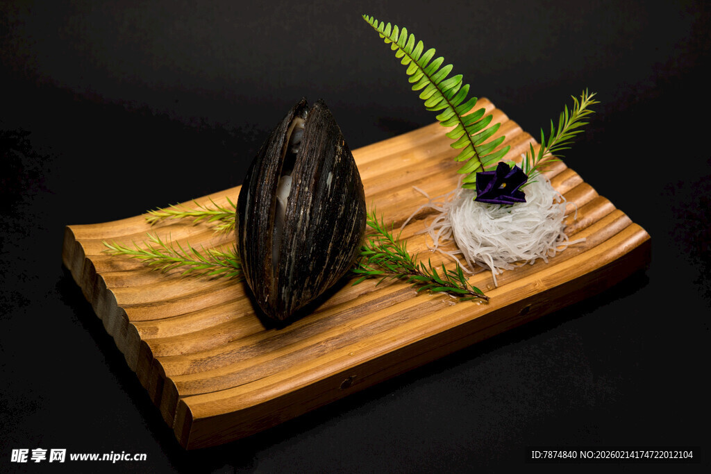 精致摆盘的新鲜生蚝