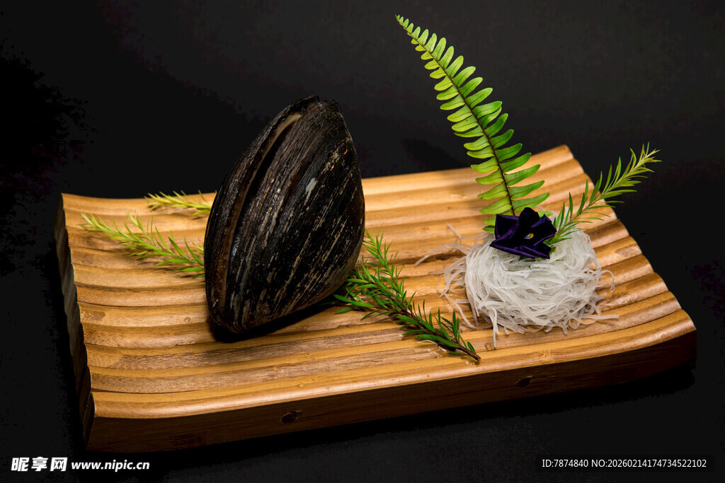 精致摆盘的特色贝类菜品