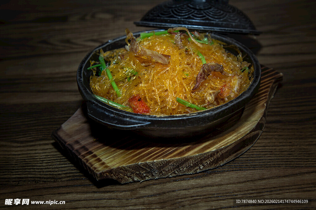 铸铁锅中的美味海鲜饭