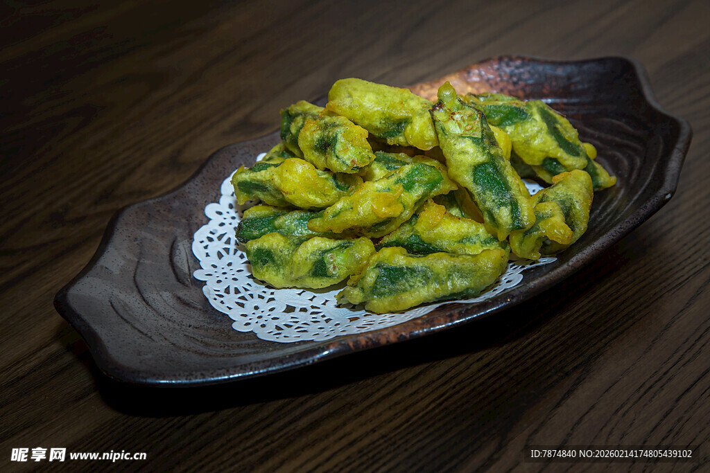 翠绿炸物摆于精致木盘