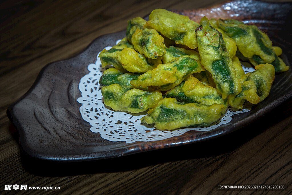 翡翠黄金饺摆于精美盘上