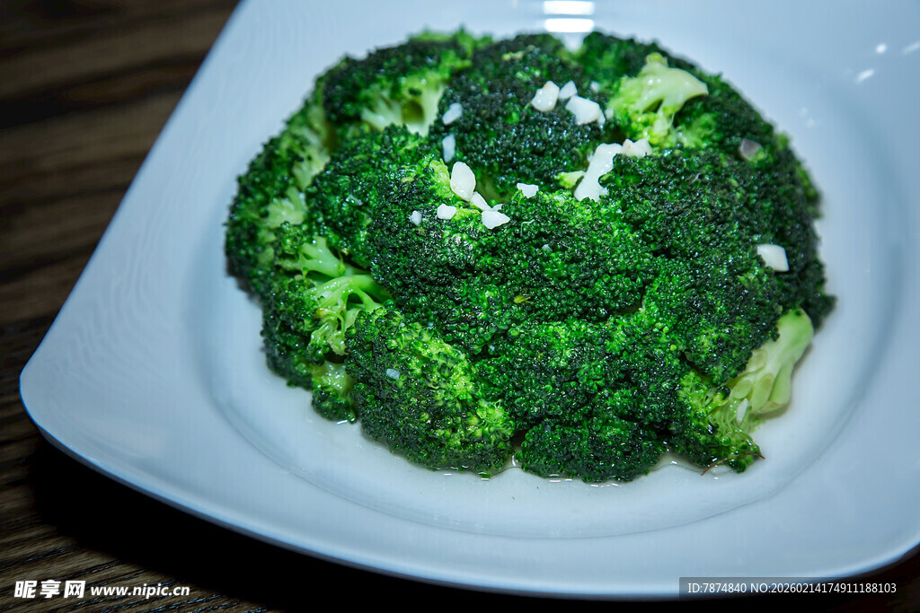 一盘翠绿新鲜的西兰花