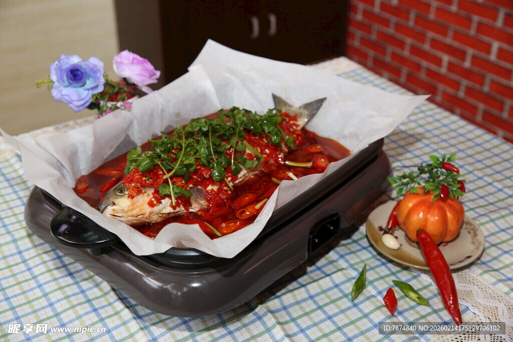 纸包香辣烤鱼摆桌展示