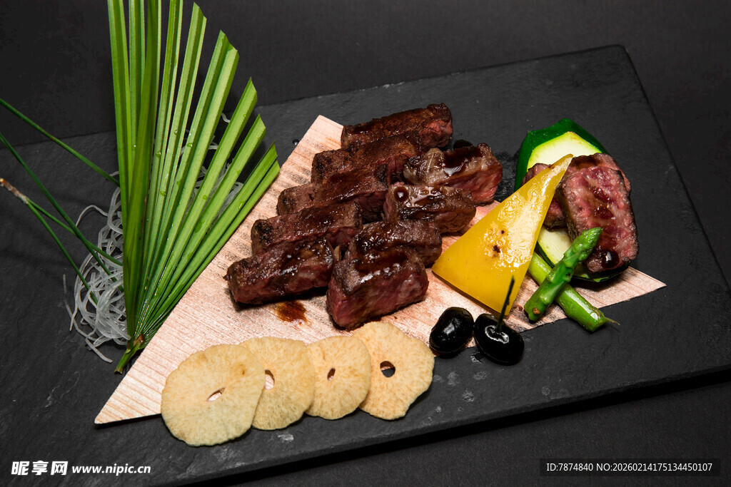 美味牛排配多样精致配菜