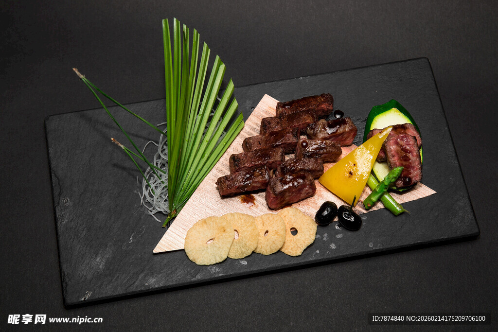 精致刺身拼盘美食展示