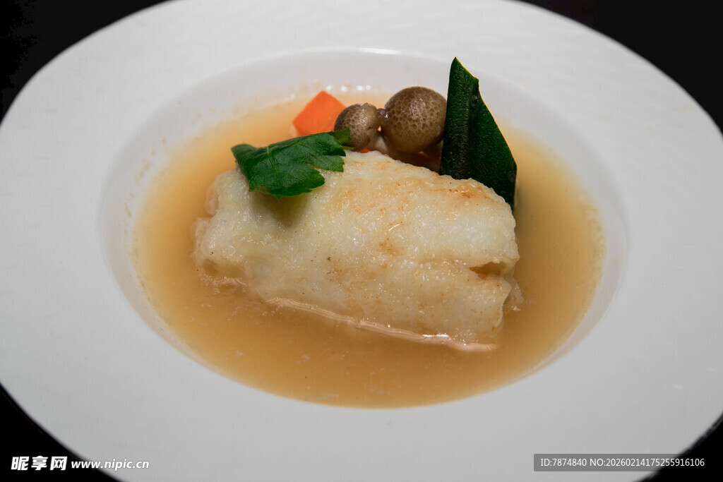 香煎鳕鱼配酱汁与配菜