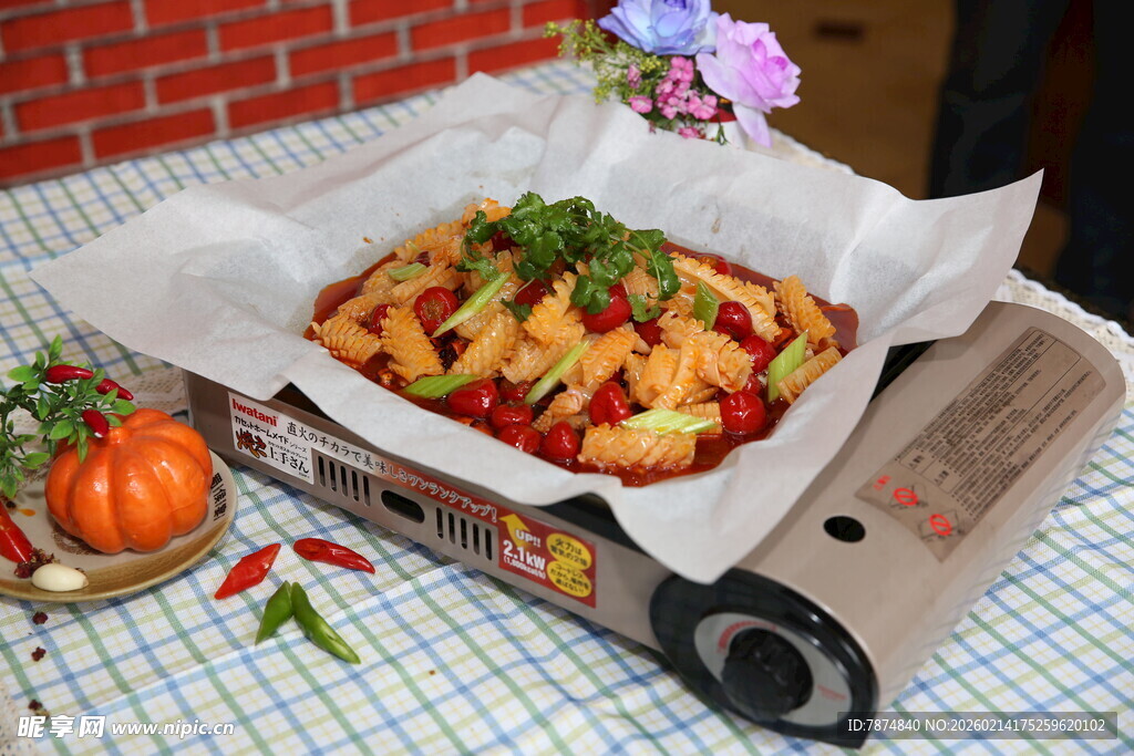 美味烤鱼搭配多彩配菜