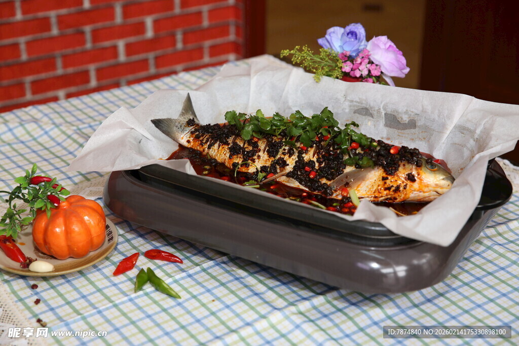 纸包烤鱼摆于桌布上