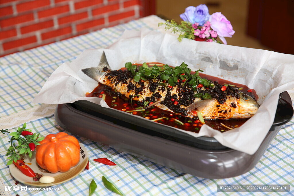 美味烤制鱼摆放在餐布上