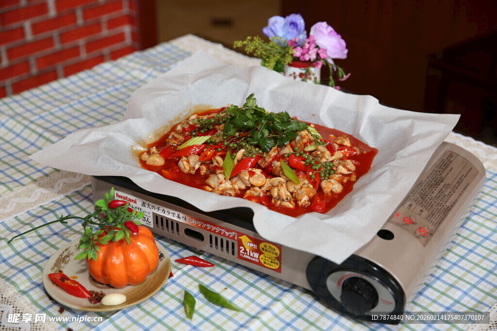 纸上香嫩烤鱼摆桌间