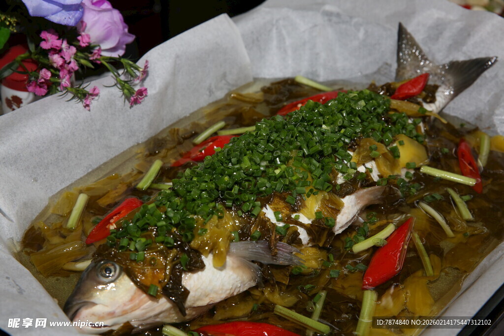 香嫩蒸鱼 点缀翠绿佐料