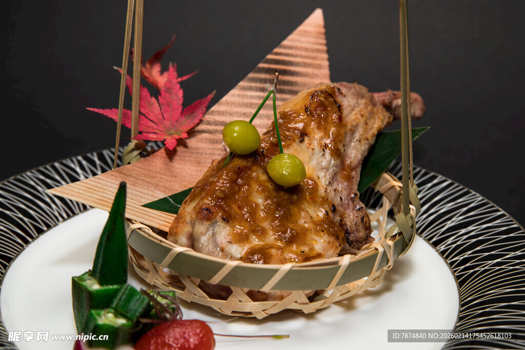 精致摆盘的特色烤肉