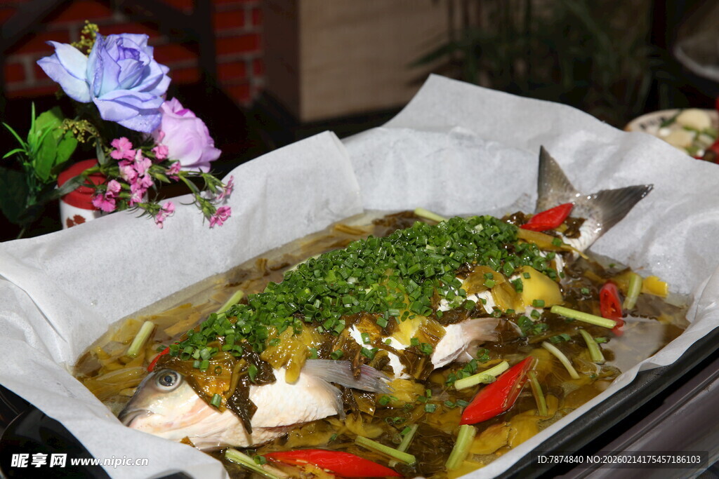 锡纸包裹的美味香煎鱼