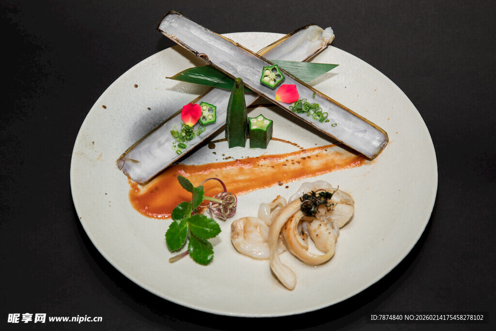 精致摆盘的美味三文鱼料理