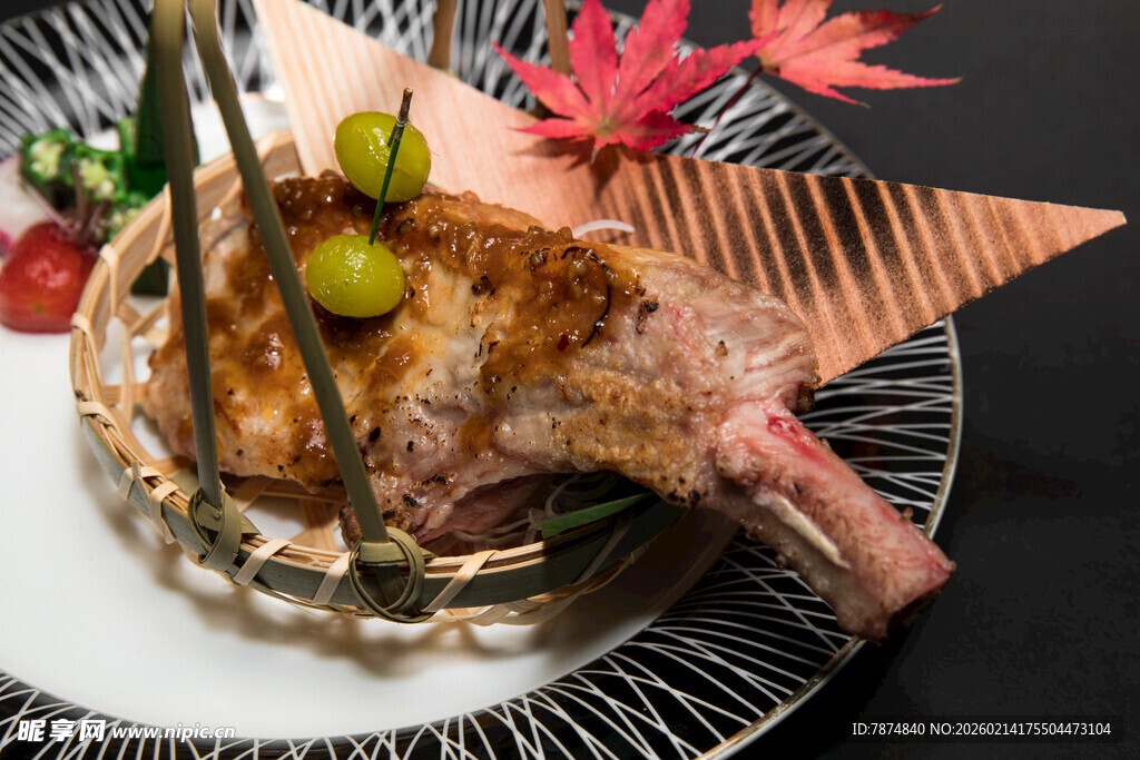 日式摆盘的美味烤肉