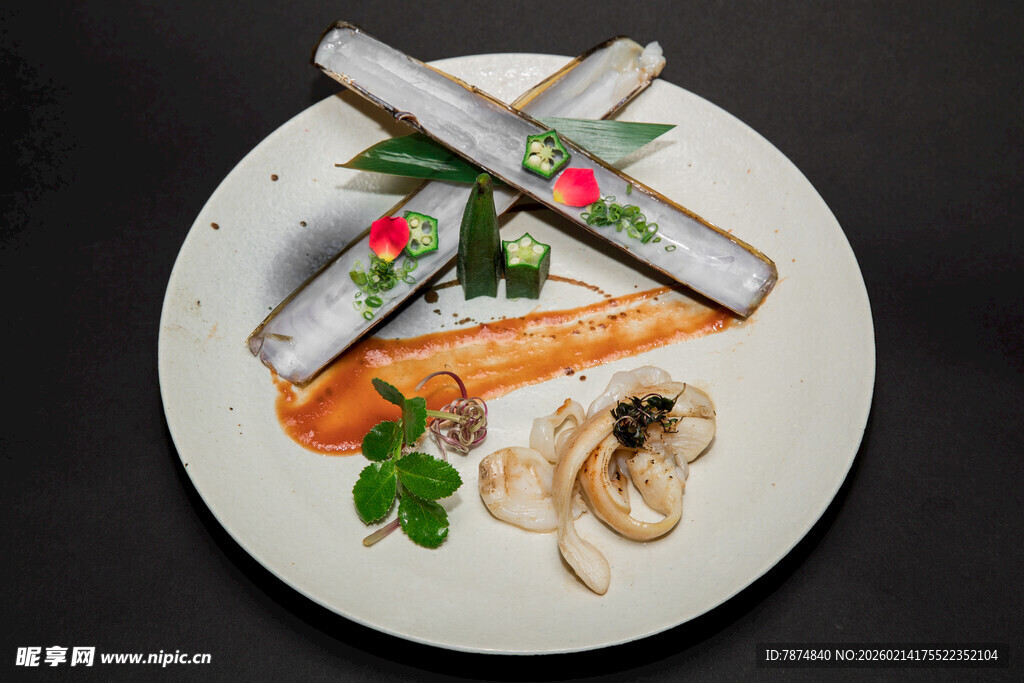 精致摆盘的美味海鲜料理