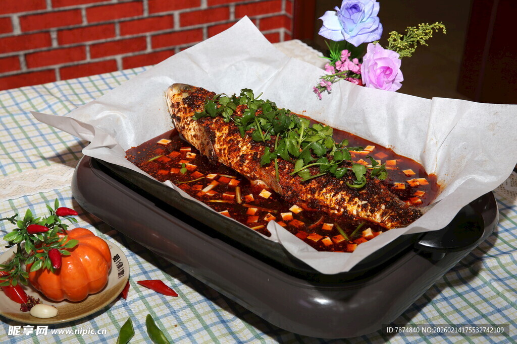 香辣烤鱼摆放在精致餐盘中