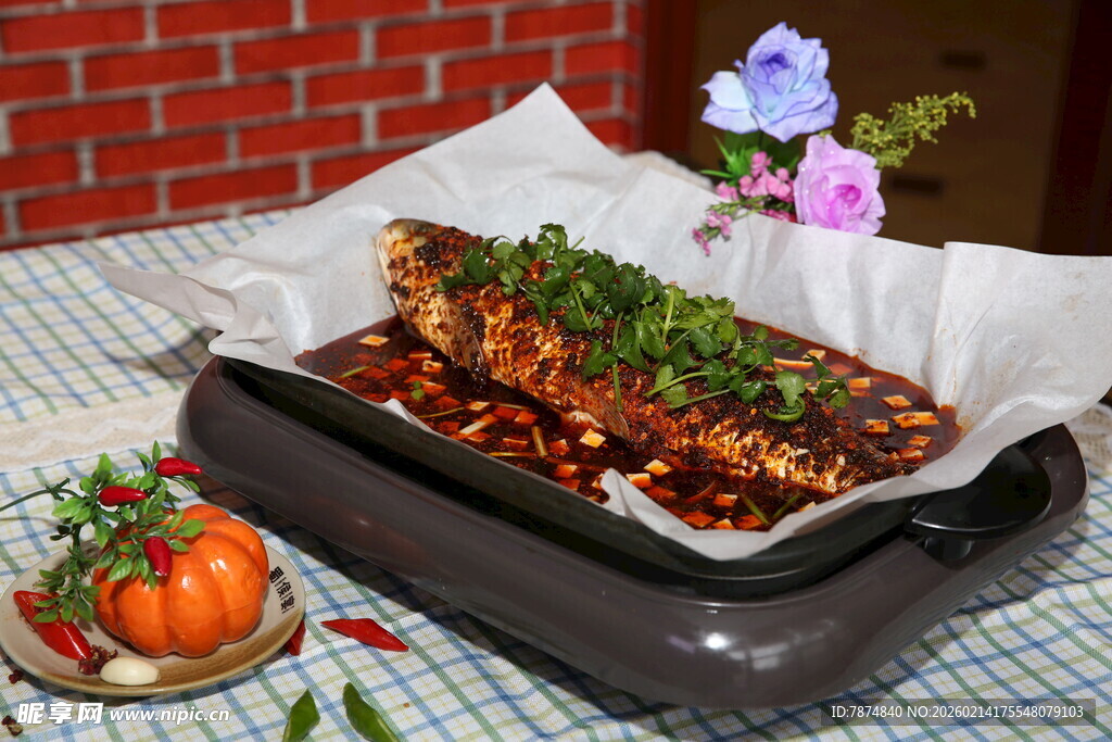 美味烤鱼摆放在精致餐盘中