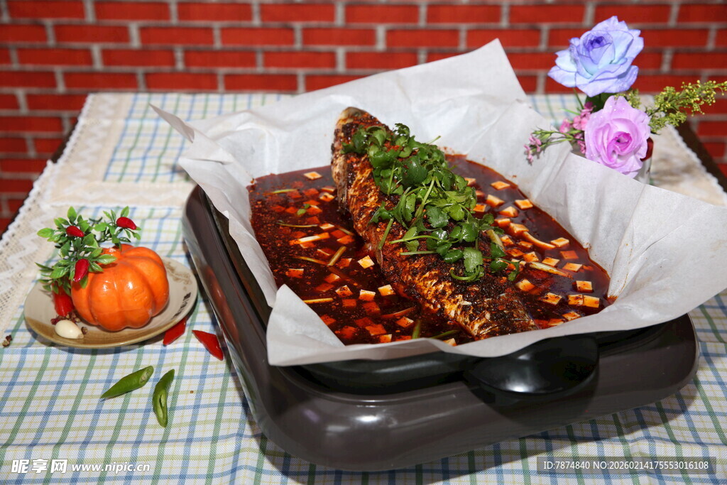 香辣烤鱼摆放在精致盘中