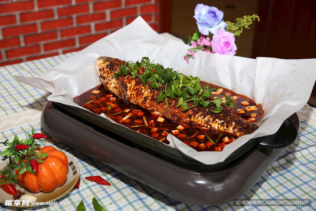 香辣烤鱼摆放在精致盘中