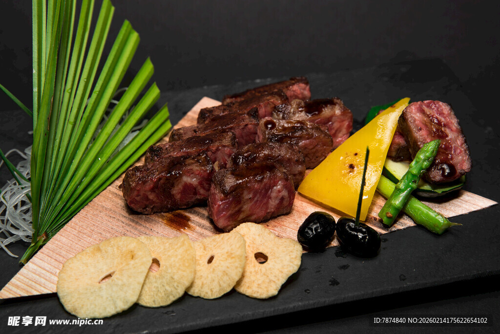 美味牛排与多样配菜组合